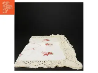 Broderet dug med blondekant (str. 50 x 50 cm)