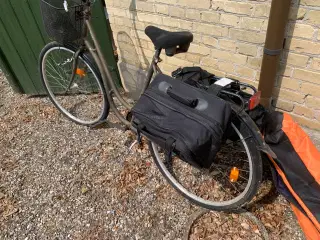 Damecykel med cykeltaske og underlag 