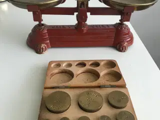 Antik vægt med original kasse med lodder