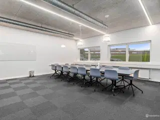 Topmoderne kontorlokaler i stilren ejendom med adgang til fælles kantine og mødecenter