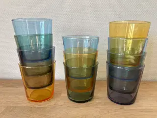 Kulørte drikkeglas = 7 kr./stk.