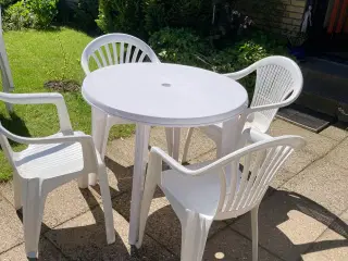 Hvidt plastik havebord m. 4 stole 