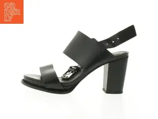 Sort sandal med hæl (str. 39 cm)