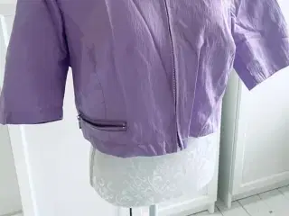 Lilla fin kort jakke med lynlås 