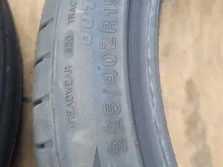 225 / 40 R 19