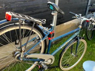 Kildemoes i blå cykel 