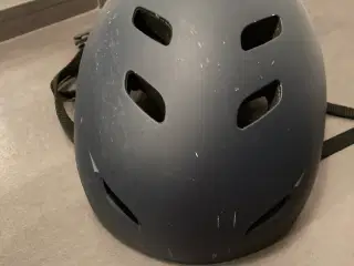 Matblå cykelhjelm, kun lidt brugt