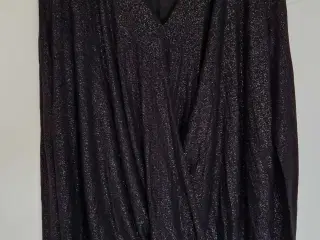 Glittrende sort kjole 