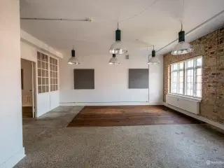 Urbant kontor med egen tagterrasse