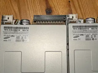  2 stk. NOS Samsung 1,44MB Diskettedrev