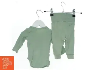 Grønt babysæt med bodystocking og bukser fra H&M (str. 62)