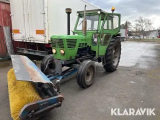 Traktor Deutz D6806 med kost