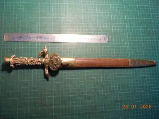 Hirschfänger med messingbeslag i læderskede.