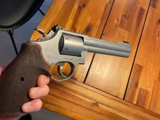 S&W 617 Eurosport. 