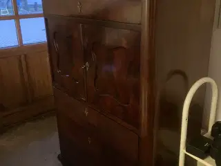 Antik skab i poleret mahogeni med skeophæng 