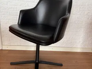 Stol SM55 med fuldpolstret lædersæde fra Skovby