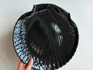 Fransk muslingetallerken, sort opalineglas