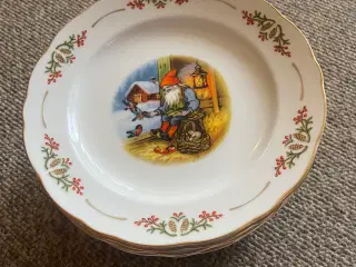 12 tallerkner fra Christineholm Porcelæn