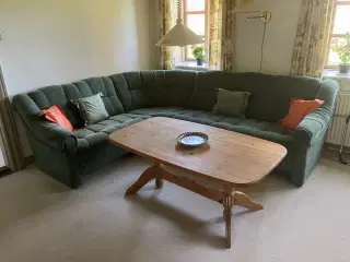 Pæn hjørnesofa og sofabord