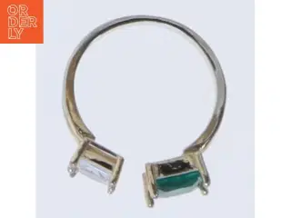 Ring med smaragdfarvet og klare sten (str. 60 mm)