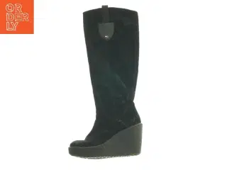 Sort støvle med wedgehæl fra Tommy Hilfiger (str. 38 )