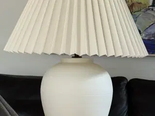 Stor keramik bordlampe med råhvid plisseskærm 