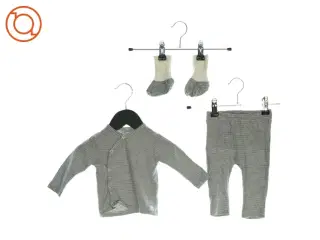 Sæt med bluse, bukser og sokker fra Dirkje (str. 62)