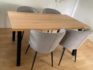 JYSK SKOVLUNDE Spisebord + 4 RISSKOV stole