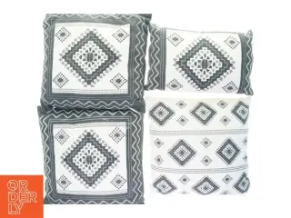 3x Tæpper og 4x puder (str. 45 x 45 Og 44 x 29 Og 93 x 62 Og 165 x 61)