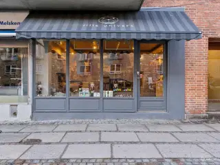 57 m² butik på Ordrupvej med god facade eksponering