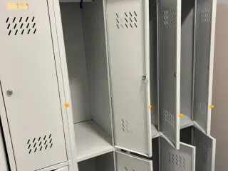 Omklædningsskab m.m.
