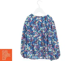 Bluse med blomstermønster fra Name It (str. 134)