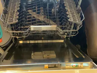 Opvaskemaskine virker og er pæn stand