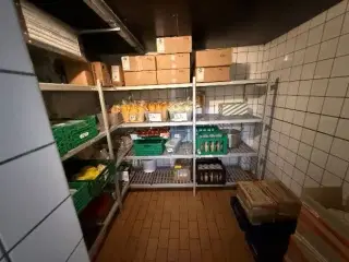 4 fag stålreoler (uden indhold)