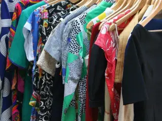 Masser af tøj til kvinder sælges