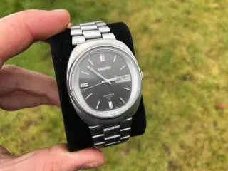 Seiko Quartz 4004 Ovalt day/date herreur