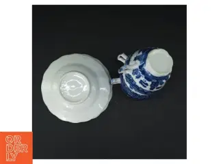 Blå og hvid porcelænste service (str. Kopper. ø. 10 cm. tallerkener. ø. 15,5 cm)