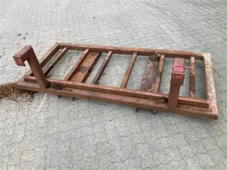 - - - Skovlstativ bredde 220 og 100 cm dybde