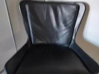 Lænestol i sort læder