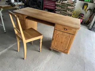 skrivebord med stol