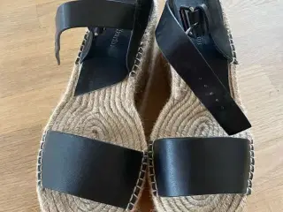 sandaler sælges