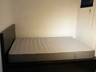 Ikea Malm seng med to skuffer og madras