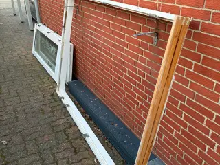 Fransk dør udendørs. 212h x 149.5b