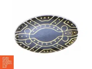 Sølvfarvet broche med dekorative detaljer (str. 3 x 2 cm)
