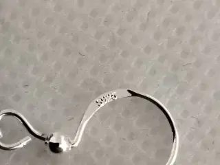 Elegante øreringe med en smuk glasperle 