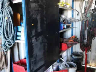 2 fag lagerreoler med div. Værktøj og varelager