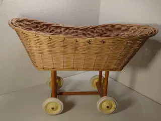 vintage dukkeseng i rattan(flet) på hjul 