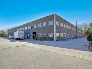 Flot kontor- og lagerlejemål i en industriejendom