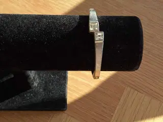 Sølvfarvet armbånd 