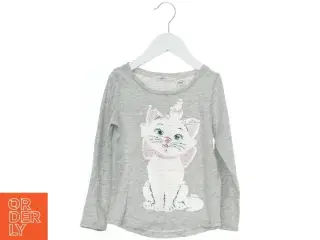 Grå bluse med katmotiv fra H&M (str. 110)